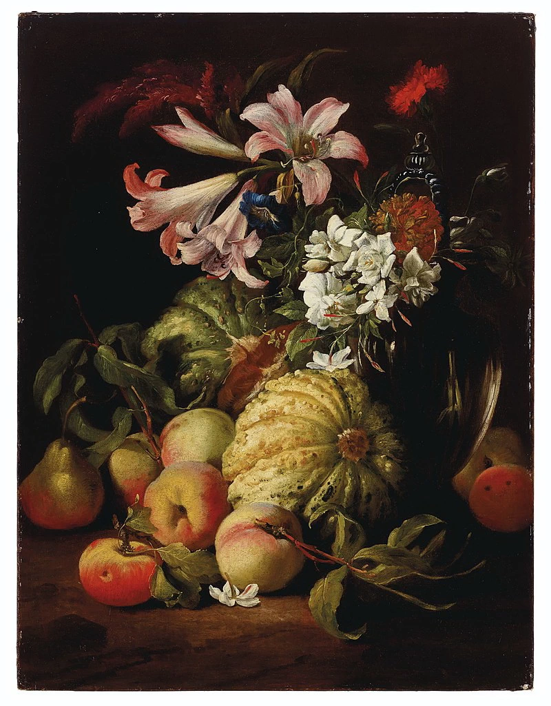 Gigli e altri fiori in vaso di vetro con pesche